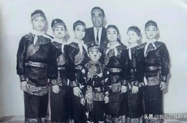 連載5：成龍在外國有多火？取景非洲，這國直接送飛機