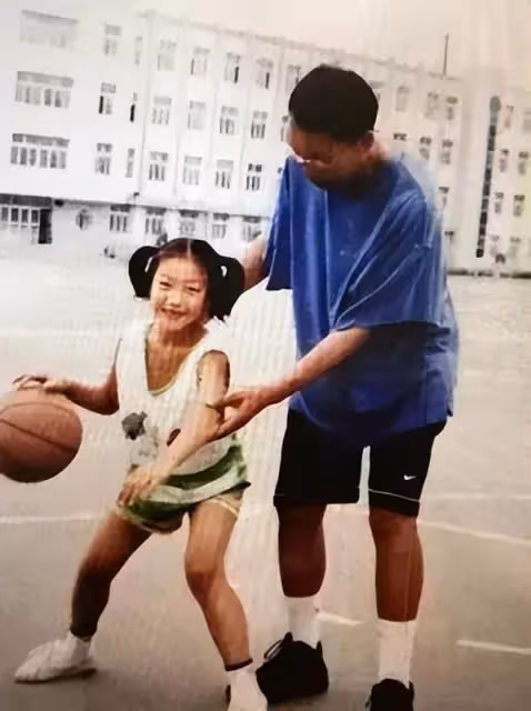 其貌不揚的「二手」老男人能牽手李夢，有一點是主因