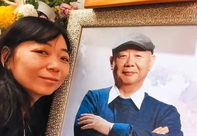 顧寶明去世一年，小33歲三婚遺孀轉空所有財產，長女將其告上法庭