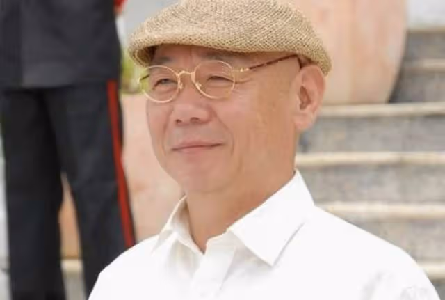 顧寶明去世一年，小33歲三婚遺孀轉空所有財產，長女將其告上法庭