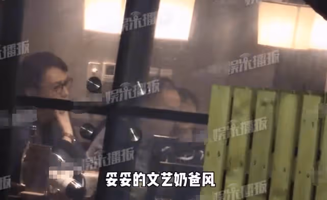 靳東駕300萬車攜家人吃韓餐，當眾剔牙無包袱，次子「二爺」帥氣