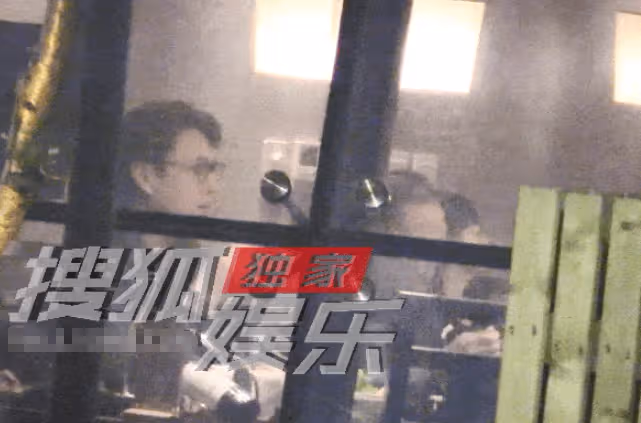 靳東駕300萬車攜家人吃韓餐，當眾剔牙無包袱，次子「二爺」帥氣