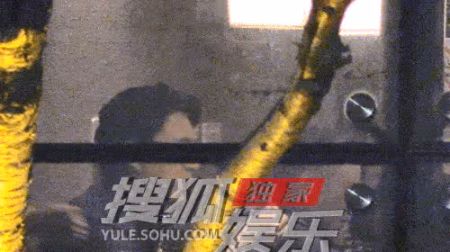 靳東駕300萬車攜家人吃韓餐，當眾剔牙無包袱，次子「二爺」帥氣