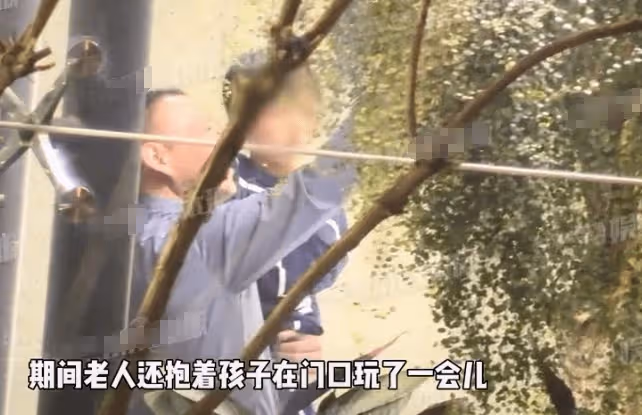 靳東駕300萬車攜家人吃韓餐，當眾剔牙無包袱，次子「二爺」帥氣