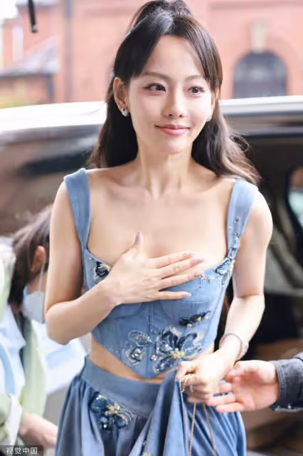比起避嫌裝不認識,劉亦菲主動擁抱楊洋大方坦蕩,她的美升華了
