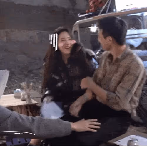 比起避嫌裝不認識,劉亦菲主動擁抱楊洋大方坦蕩,她的美升華了