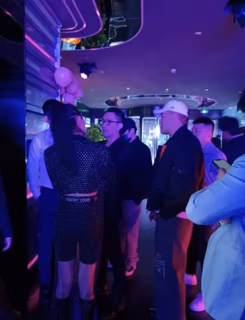 汪小菲與眾星酒吧嗨玩,郭麒麟與美女合影似路人,買超婚變後現身