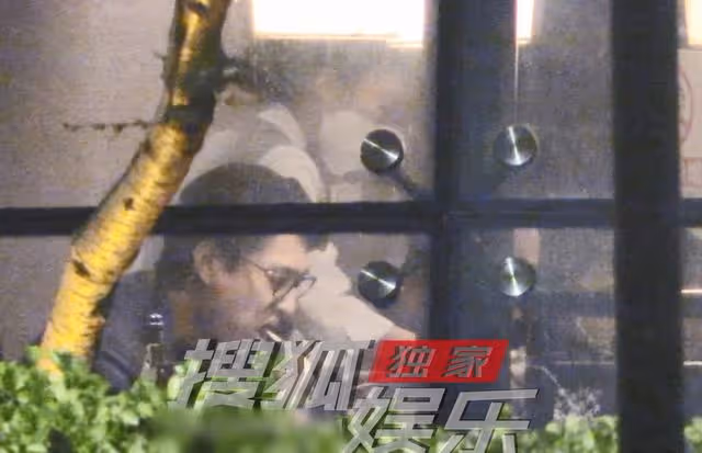 靳東開百萬豪車外出,與家人吃平價韓餐當眾剔牙,5歲小兒子露面
