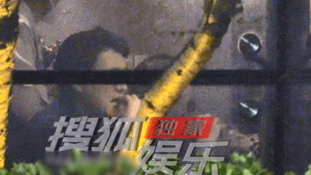 靳東開百萬豪車外出,與家人吃平價韓餐當眾剔牙,5歲小兒子露面