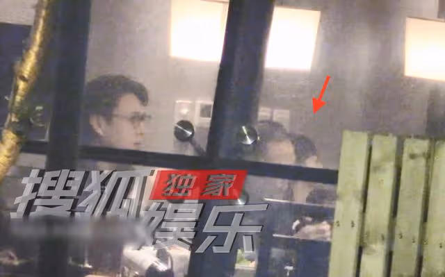 靳東開百萬豪車外出,與家人吃平價韓餐當眾剔牙,5歲小兒子露面