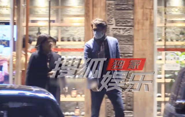 靳東開百萬豪車外出,與家人吃平價韓餐當眾剔牙,5歲小兒子露面