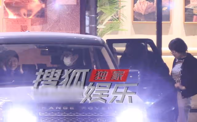 靳東開百萬豪車外出,與家人吃平價韓餐當眾剔牙,5歲小兒子露面
