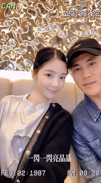 王燦曬全家福,被贊「最美明星老婆」,41杜淳抱1歲女兒姿勢嫻熟