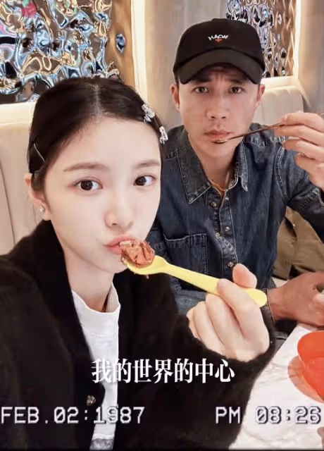 王燦曬全家福,被贊「最美明星老婆」,41杜淳抱1歲女兒姿勢嫻熟