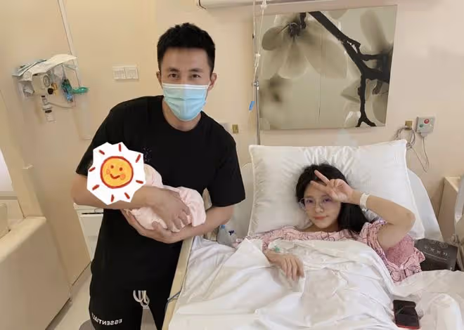 王燦曬全家福,被贊「最美明星老婆」,41杜淳抱1歲女兒姿勢嫻熟