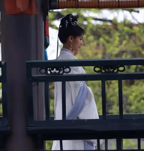 成毅李一桐《英雄志》擁抱照曝光!俊男美女太養眼,武俠感好濃!