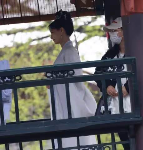 成毅李一桐《英雄志》擁抱照曝光!俊男美女太養眼,武俠感好濃!