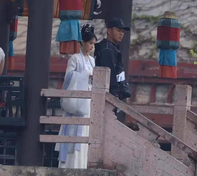 成毅李一桐《英雄志》擁抱照曝光!俊男美女太養眼,武俠感好濃!