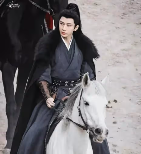 成毅李一桐《英雄志》擁抱照曝光!俊男美女太養眼,武俠感好濃!