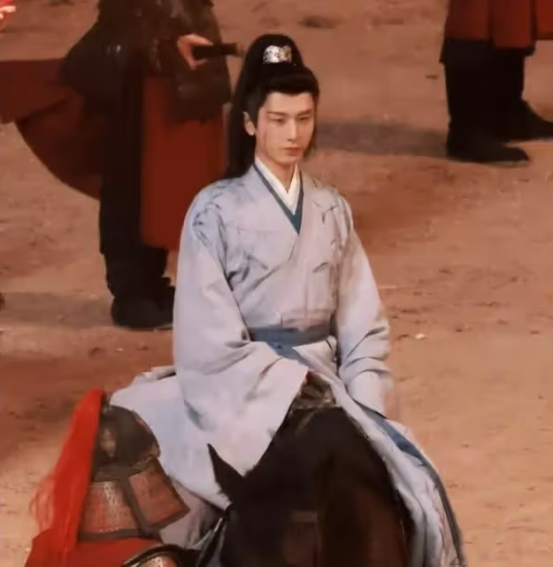 成毅李一桐《英雄志》擁抱照曝光!俊男美女太養眼,武俠感好濃!