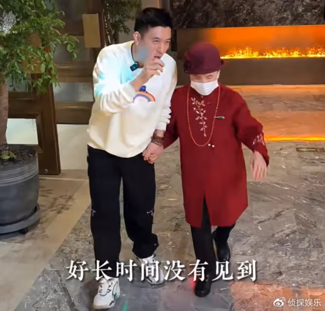黃聖依楊子一家五口同框,90歲奶奶與倆孫子相擁,安迪長胖變化大