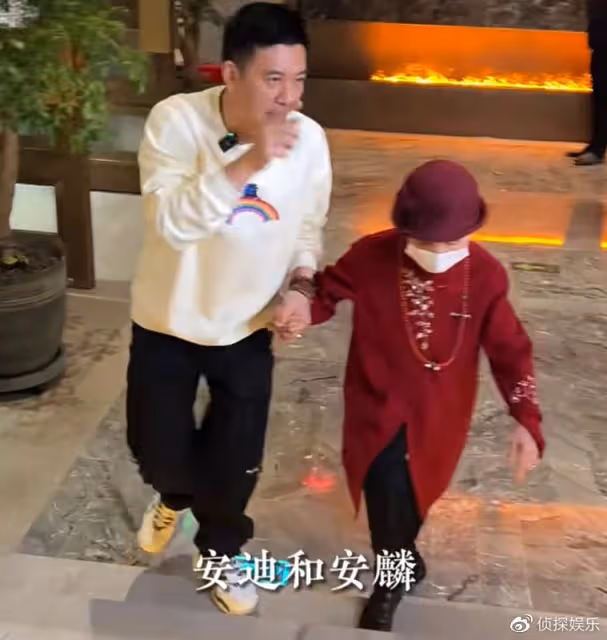 黃聖依楊子一家五口同框,90歲奶奶與倆孫子相擁,安迪長胖變化大