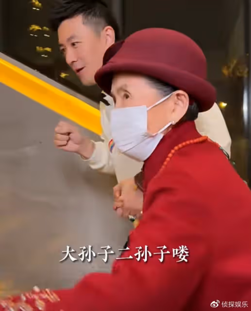 黃聖依楊子一家五口同框,90歲奶奶與倆孫子相擁,安迪長胖變化大