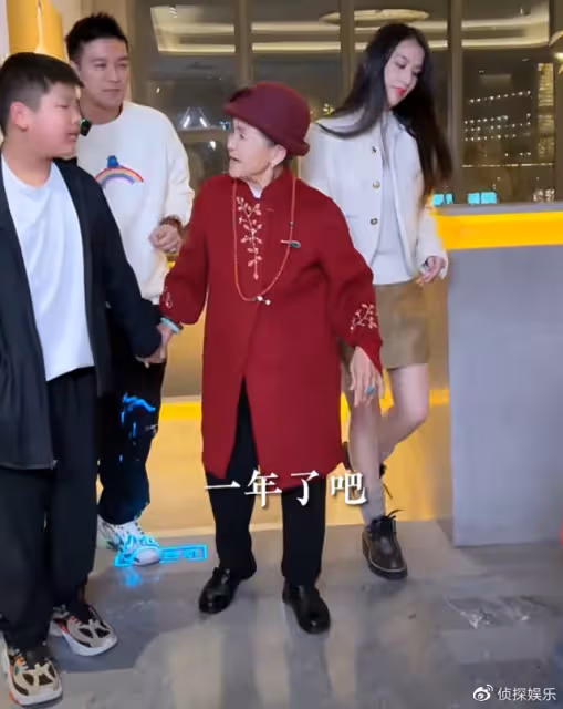 黃聖依楊子一家五口同框,90歲奶奶與倆孫子相擁,安迪長胖變化大