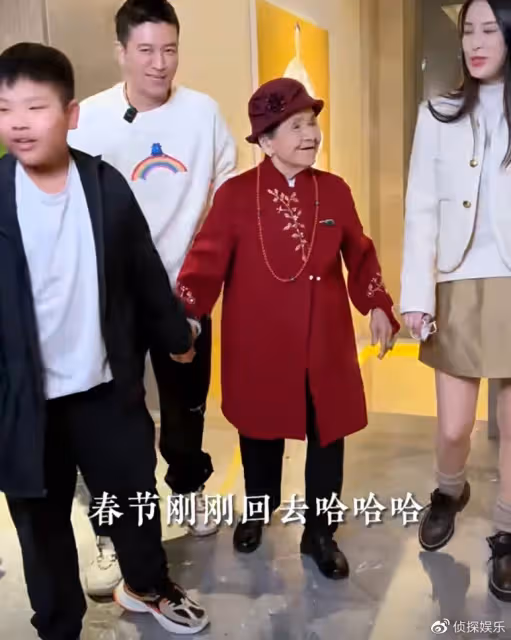黃聖依楊子一家五口同框,90歲奶奶與倆孫子相擁,安迪長胖變化大