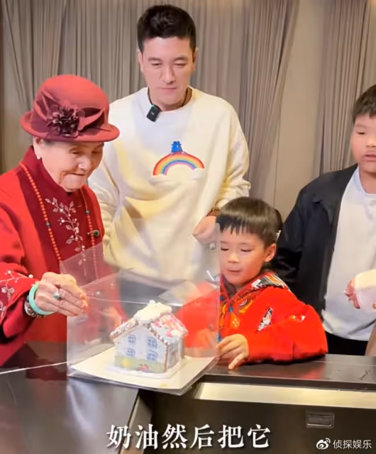 黃聖依楊子一家五口同框,90歲奶奶與倆孫子相擁,安迪長胖變化大