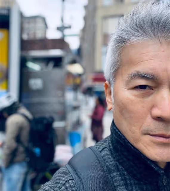 老戲骨黃文豪移居美國養老，60歲已滿頭白髮，單身多年住獨棟別墅