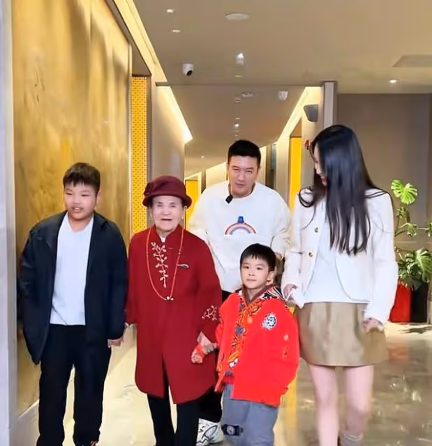 黃聖依帶婆婆來家看孩子，安麟用英文介紹禮物，安迪擁抱哭紅眼眶