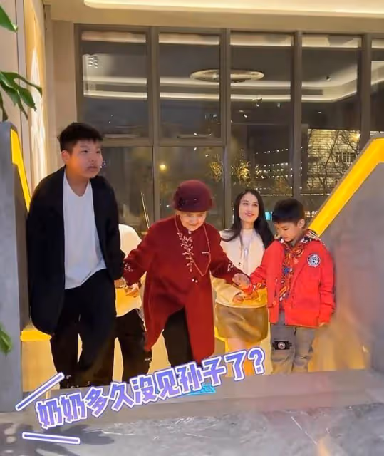 黃聖依帶婆婆來家看孩子，安麟用英文介紹禮物，安迪擁抱哭紅眼眶