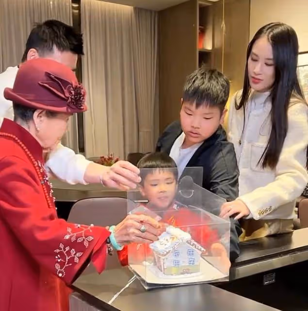 黃聖依帶婆婆來家看孩子，安麟用英文介紹禮物，安迪擁抱哭紅眼眶