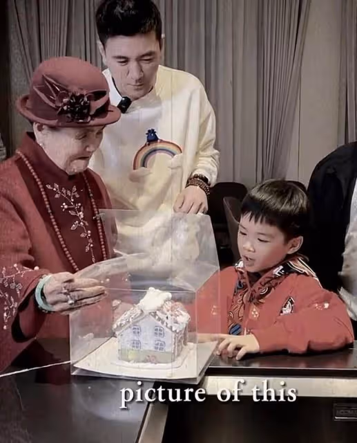 黃聖依帶婆婆來家看孩子，安麟用英文介紹禮物，安迪擁抱哭紅眼眶