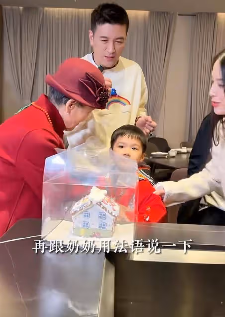 黃聖依帶婆婆來家看孩子，安麟用英文介紹禮物，安迪擁抱哭紅眼眶