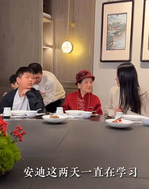 黃聖依帶婆婆來家看孩子，安麟用英文介紹禮物，安迪擁抱哭紅眼眶