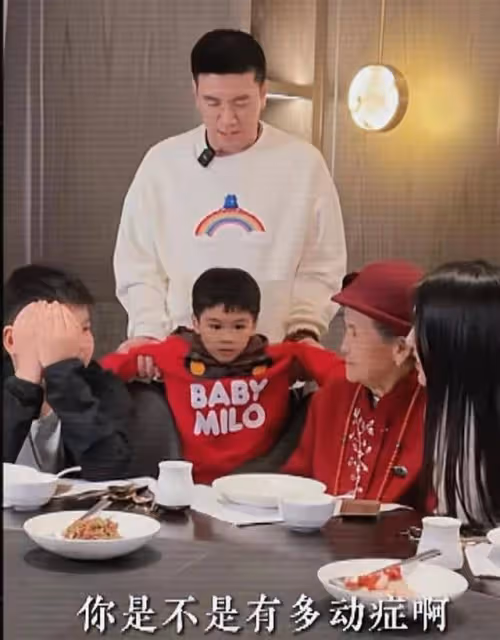 黃聖依帶婆婆來家看孩子，安麟用英文介紹禮物，安迪擁抱哭紅眼眶