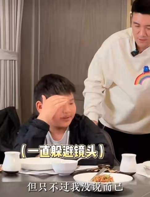 黃聖依帶婆婆來家看孩子，安麟用英文介紹禮物，安迪擁抱哭紅眼眶