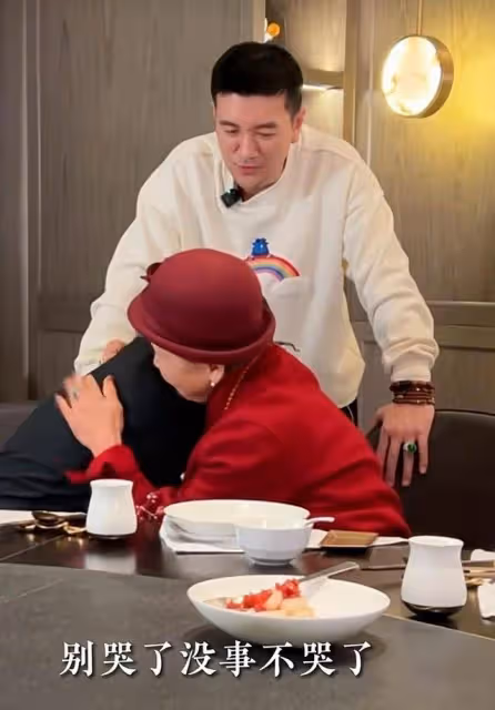 黃聖依帶婆婆來家看孩子，安麟用英文介紹禮物，安迪擁抱哭紅眼眶