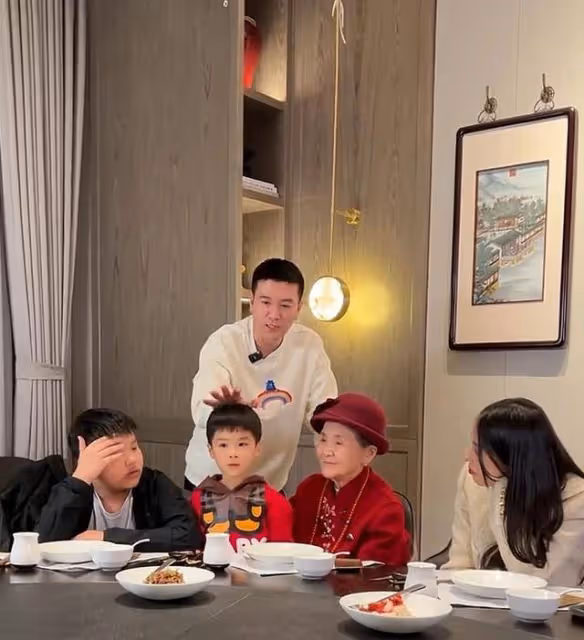 黃聖依帶婆婆來家看孩子，安麟用英文介紹禮物，安迪擁抱哭紅眼眶