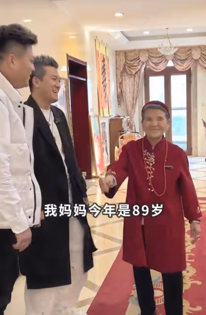 黃聖依帶婆婆來家看孩子，安麟用英文介紹禮物，安迪擁抱哭紅眼眶