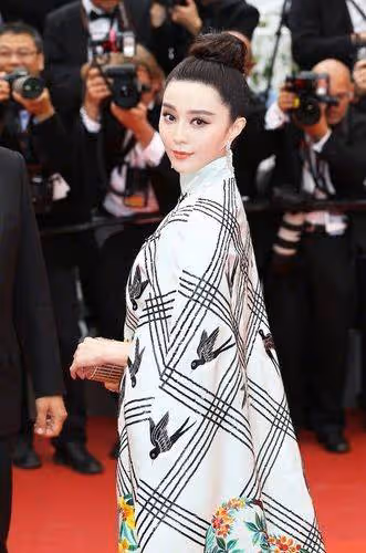 范冰冰近照雙眼浮腫，不敢自稱范爺，只說是有故事的老女人