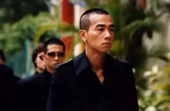 心中永遠的痛!演藝圈一哥兒時窮困「無心提議賣弟弟換錢」悔恨終生 功成名就身價上億「找不回弟弟」