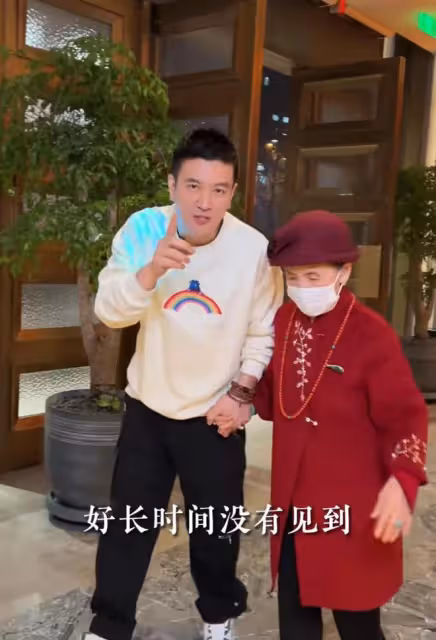 楊子一家為老人慶生，黃聖依嚴肅推開兒子，安迪抱奶奶哭泣惹人疼