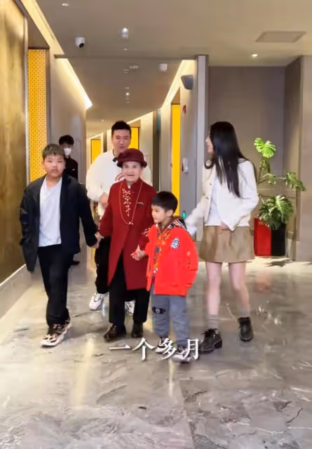 楊子一家為老人慶生，黃聖依嚴肅推開兒子，安迪抱奶奶哭泣惹人疼