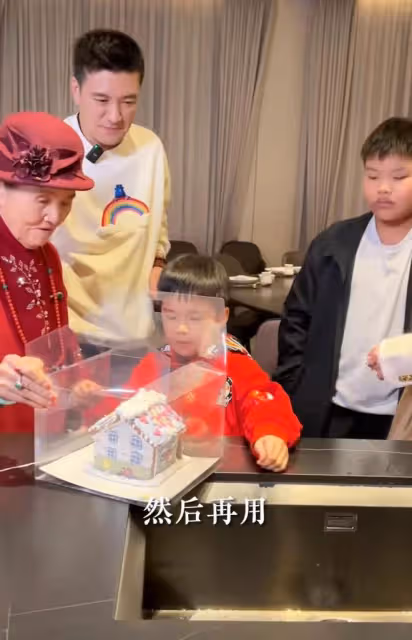 楊子一家為老人慶生，黃聖依嚴肅推開兒子，安迪抱奶奶哭泣惹人疼