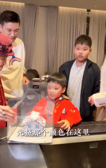 楊子一家為老人慶生，黃聖依嚴肅推開兒子，安迪抱奶奶哭泣惹人疼