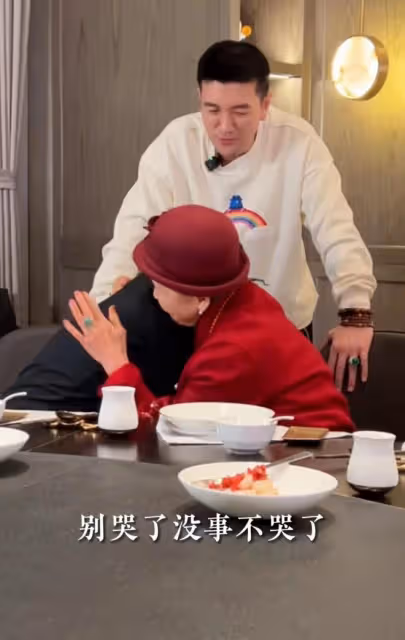 楊子一家為老人慶生，黃聖依嚴肅推開兒子，安迪抱奶奶哭泣惹人疼