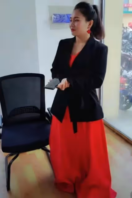 袁慶今天打扮的像新娘子一樣和大衣哥演出了